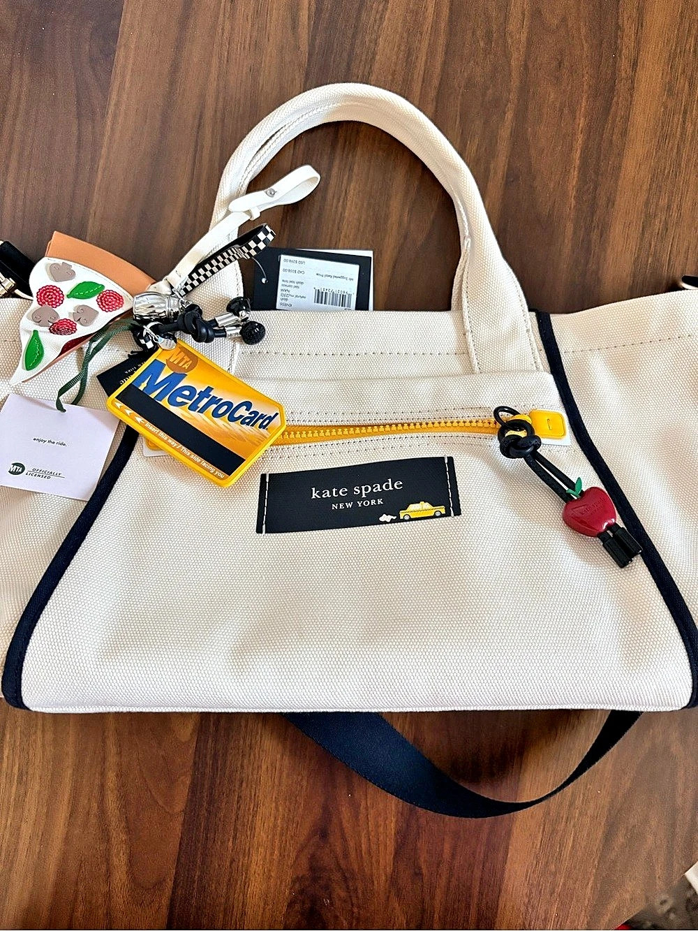 Kate Spade New York tote with Pizza and Metro card charms NWT 🚕🍕🗽
